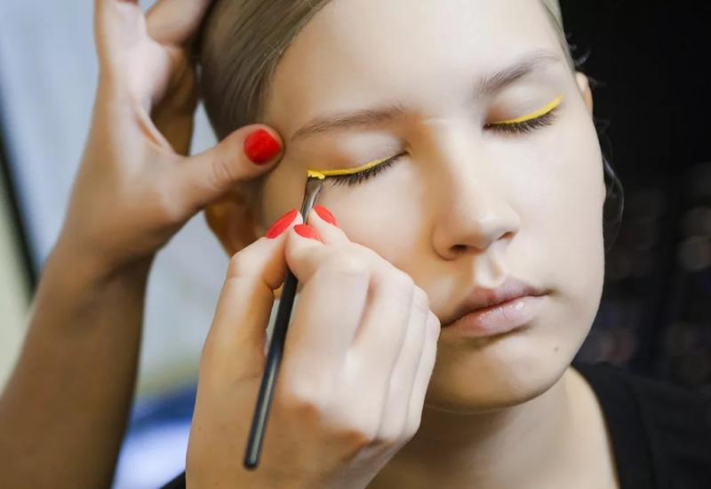 Let there be color: makeup options with colored eyeliner Beautiful colored arrows